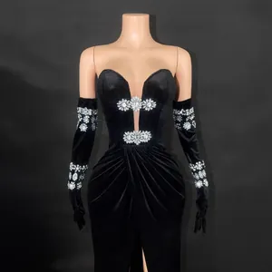 Elegante abito da sera nero senza spalline con fiori di strass e guanti lunghi coordinati
