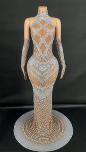 Elegante vestido de noche halter con pedrería y perlas, vista completa.