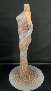 Detalle lateral de un elegante vestido de noche largo halter con pedrería fina.