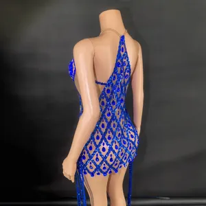 Vestido ajustado azul real con cuello halter, pedrería brillante y lentejuelas