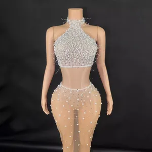 Elegante set met haltertop met parels en stras en slanke rok voor chique podiumfeesten