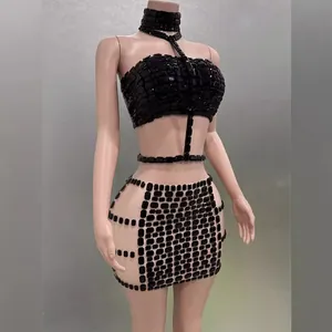 Sexuelles schwarzes Strass-Zweiteiler-Set mit Halter-Top und Minirock auf Schaufensterpuppe