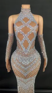 Detalle de un elegante vestido de noche halter con intrincados cristales plateados y perlas.