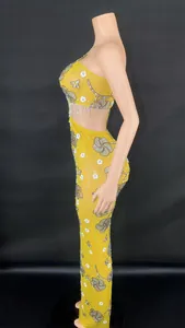 Vue latérale de robe de soirée jaune à une épaule avec paillettes et détails de franges