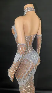 Detalle de un elegante vestido de noche nude con pedrería plateada y perlas finas.