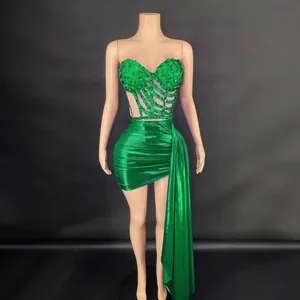 Conjunto de top sin tirantes con tachuelas verde esmeralda y minifalda drapeada rizada