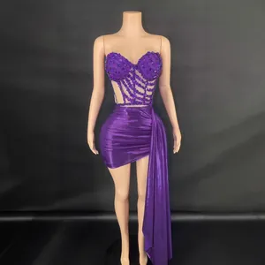 Conjunto sexy de dos piezas púrpura con top bustier de lentejuelas y minifalda fruncida.