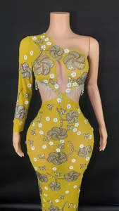 Vue détaillée d'une robe de soirée jaune à une épaule avec strass et franges argentées