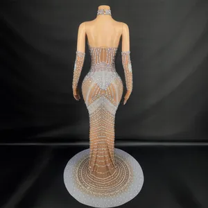 Elegante vestido de noche largo con cuello halter y pedrería brillante para fiestas de gala