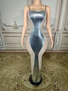 Atemberaubendes silbernes Ballkleid mit funkelnden Strassfransen und eleganter Passform.