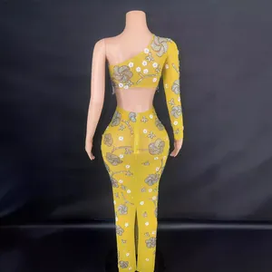 Magnifique robe de soirée jaune à une épaule et manches longues avec motifs à paillettes