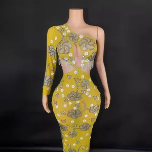 Robe de soirée jaune élégante à une épaule, manches longues et détails de fleurs strass