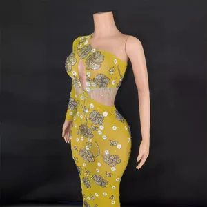 Robe de soirée jaune à une épaule avec motifs floraux en strass et détails de franges