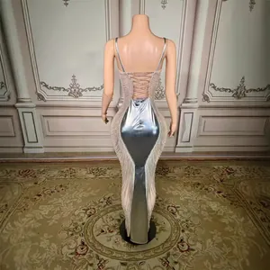 Elegantes langes silbernes Pailletten-Ballkleid mit funkelnden Diamantenfransen und Schnürung