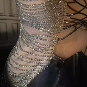 Elegantes silbernes langes Ballkleid mit funkelnden Strasssteinen und luxuriösen Fransen