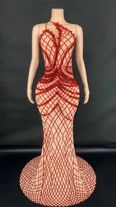 Bodenlanges One-Shoulder-Abendkleid mit roten Strasssteinen im Rautenmuster