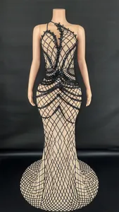 Ärmelloses One-Shoulder-Abendkleid in Bodenlänge mit schwarzen Strass-Gittermustern