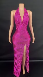 Robe longue à paillettes roses avec dos nu et fente haute sur un mannequin de couture.