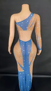 Rückendetail eines blauen One-Shoulder-Abendkleids mit Strasssteinen und Mesh-Einsätzen