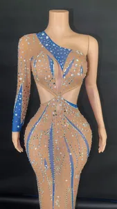 Sexueller One-Shoulder-Abendkleid mit funkelnden Strasssteinen und Cut-Out-Details