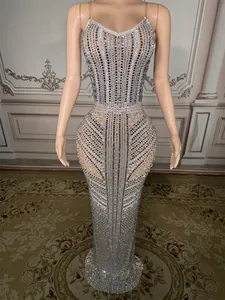 Primer plano de un lujoso vestido de noche adornado con pedrería plateada en maniquí