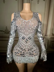 Dettaglio di cristalli argento e paillettes a specchio su un mini abito in rete scollo a V