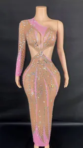 Vorderansicht eines funkelnden One-Shoulder-Kleides mit rosa Einsätzen und Strass.