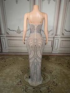 Vista trasera de vestido de noche nude con intrincados patrones de diamantes de imitación