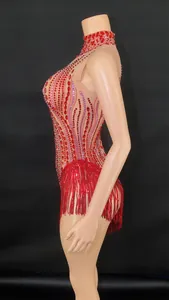 Vista dettagliata di un body rosso con strass e frange per spettacoli teatrali