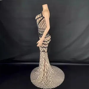 Elegantes, bodenlanges Abendkleid mit einer Schulter und luxuriösem Strass-Gittermuster