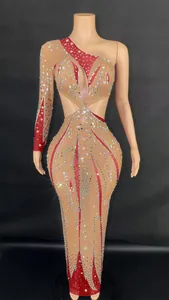 Detailansicht eines One-Shoulder-Abendkleids mit glitzernden Strasssteinen und Ausschnitt.