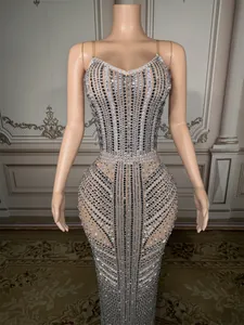 Vista detallada del vestido de noche ajustado con pedrería brillante en un maniquí.