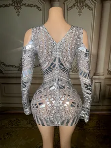 Vista posteriore dettagliata di un mini abito argentato con paillettes e specchi luminosi
