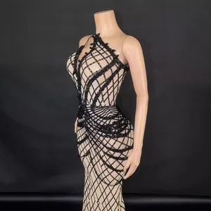 Elegantes ärmelloses Mesh-Abendkleid mit einer Schulter und schwarzen Strasssteinen