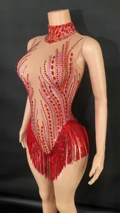 Vista dettagliata del body rosso con strass e frange per spettacoli professionali