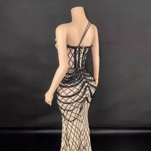 Eleganter One-Shoulder-Abendkleid mit schwarzen Pailletten und Rautenmuster, bodenlang