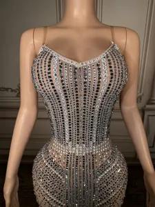 Primer plano de vestido de noche de lujo con pedrería pesada y cristales brillantes.