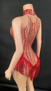 Dettaglio di un body rosso con strass e lunghe frange su un manichino da esposizione