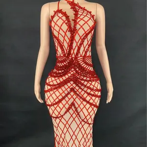 Glamouröse rote One-Shoulder-Abendrobe mit Strasssteinen und geometrischem Muster