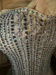 Primer plano detallado de los adornos de pedrería de lujo en un vestido de fiesta de malla