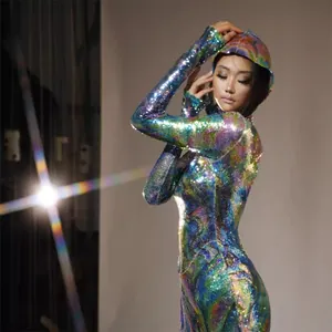 Glamouröses, bunt schillerndes, bedrucktes, figurbetontes Langarmkleid mit Kopfschmuck