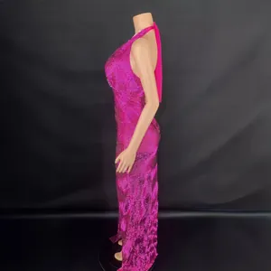 Élégante robe longue fuchsia dos nu avec licou et fente latérale pour les soirées