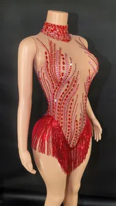 Dettaglio dei motivi in strass rossi e delle frange su un body da danza da palco
