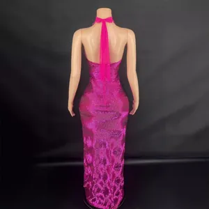 Robe de soirée longue élégante rose vif dos nu à paillettes sans manches coupe ajustée