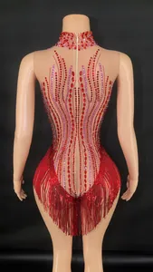 Vista posteriore di body con strass rossi e frange per spettacoli e feste
