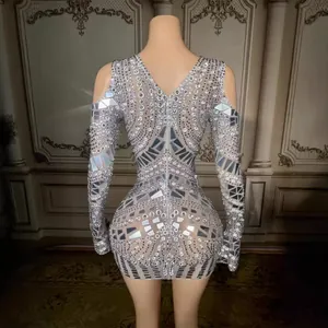 Mini abito aderente scintillante con cristalli e paillettes argento per spettacoli e feste