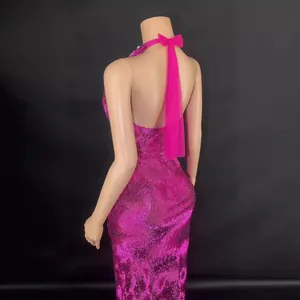 Robe de soirée sexy rose à paillettes, dos nu avec licou, vue de dos sur un mannequin