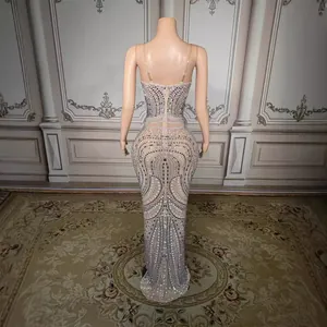 Elegante vestido de noche largo con brillantes pedrería para fiestas y eventos de gala