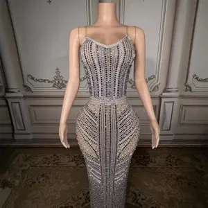 Elegante vestido de noche con pedrería pesada en un maniquí en entorno lujoso