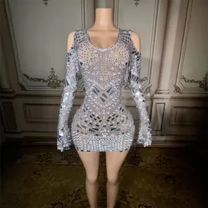 Elegante minivestito aderente scintillante con cristalli e paillettes per club e palcoscenico.